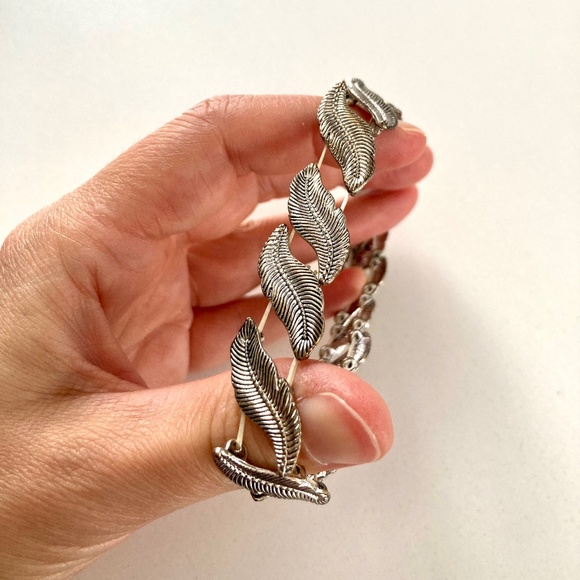 Silver leaf stretch bracelet - Picture 4 of 5